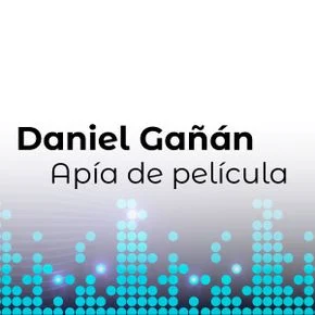 Fondo blanco con el nombre Daniel Gañán en negrita sobre la frase Apía de película. Debajo, un patrón de puntos azules y turquesas, inspirado en las 14 estaciones de Risaralda, se asemeja a un ecualizador de sonido.