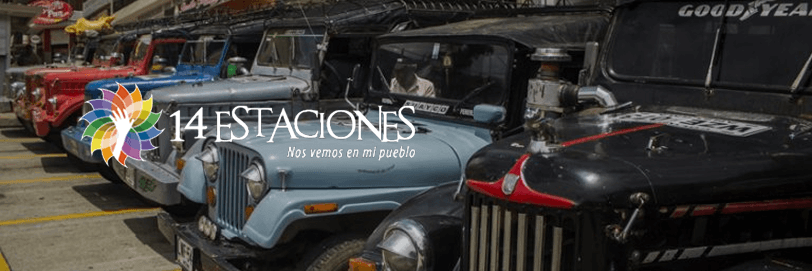 Varios jeeps antiguos de colores están aparcados en fila en una calle. El texto superpuesto dice "14 EstACIONES Nos vemos en mi pueblo" con el logotipo de una flor multicolor y Estaciones Belén de Umbría en el lado izquierdo.