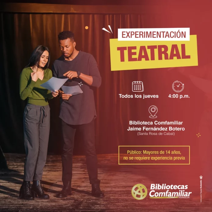 Dos personas leen papeles en un escenario bajo focos. Texto promueve un taller semanal de teatro en la Biblioteca Pública Jaime Fernández Botero, los jueves a las 16.00 horas, para mayores de 14 años sin necesidad de experiencia previa.