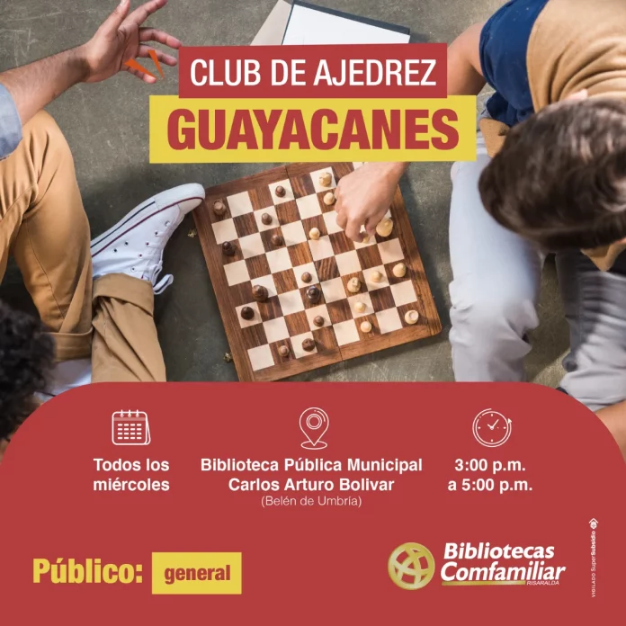 Dos personas juegan ajedrez mientras una mueve una pieza. Únase al Club de Ajedrez Guayacanes en la Biblioteca Pública Municipal Carlos Arturo Bolívar, los miércoles de 3 a 5 p.m. Abierto al público en general, ¡todos son bienvenidos!.