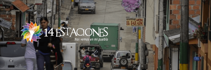 Una animada escena callejera en un pequeño pueblo con gente caminando, vehículos circulando y edificios coloridos. Texto superpuesto: "14 ESTACIONES" y "Nos vemos en mi pueblo", con el vibrante logotipo circular de Estaciones Guática.