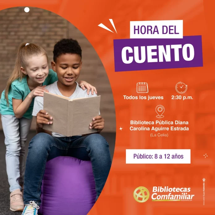 Un niño está sentado en un saco de judías morado, leyendo y sonriendo, mientras una niña está de pie detrás de él en La Celia Biblioteca Pública. La imagen promociona la hora del cuento Comfamiliar para niños de 8 a 12 años, todos los jueves a las 14:30.