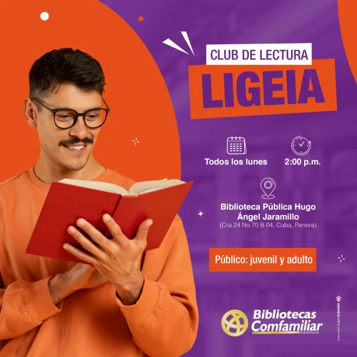 Un sonriente joven con gafas lee un libro rojo. Texto promociona el club de lectura Ligeia en la Biblioteca Pública Hugo Ángel Jaramillo, todos los lunes a las 2 p.m., para jóvenes y adultos en Risaralda. Se ve el logo de Bibliotecas Comfamiliar.