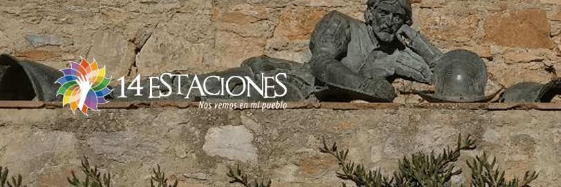 Un muro de piedra en Quinchía, Risaralda, muestra una estatua de una figura reclinada que sostiene un globo terráqueo. A la izquierda, destaca el colorido logotipo en forma de flor de 14 Estaciones y el texto "Nos vemos en mi pueblo", con plantas verdes en la parte inferior.