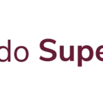 Logotipo con un emblema granate a la izquierda y el texto Vigilado Supersubsidio en granate a la derecha, con una pequeña bandera colombiana debajo del emblema, que representa a la Biblioteca Pública supervisada por Hugo Ángel Jaramillo.