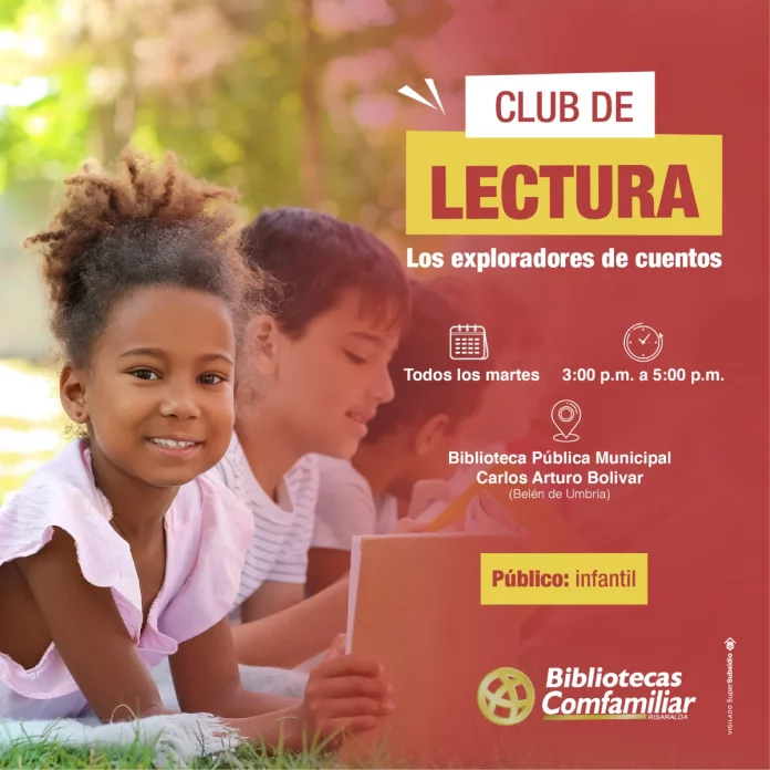Una niña sonriente sentada al aire libre junto a otros niños leyendo libros. El texto promueve un club de lectura infantil en la Biblioteca Pública Municipal Carlos Arturo Bolívar, que se celebra todos los martes de 15.00 a 17.00 horas, organizado por Bibliotecas Comfamiliar.