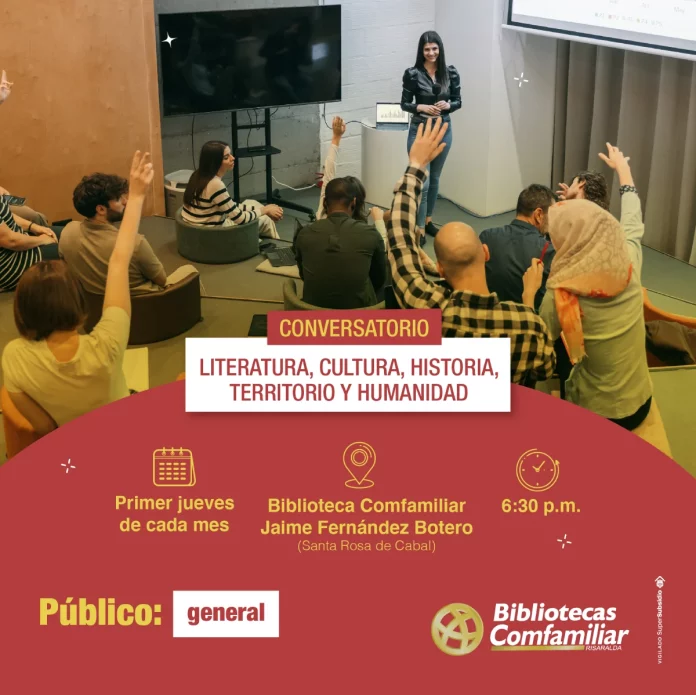 Un grupo de personas sentadas en una sala de la Biblioteca Pública, algunas levantando la mano, escuchan hablar a Jaime Fernández Botero. En la pantalla aparecen los detalles de una conversación mensual sobre literatura, cultura e historia.