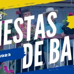 Pancarta colorida con un texto grande que dice "Fiestas de Balboa", anunciando las celebraciones del aniversario el 30 de abril de 1923, celebradas la última semana de abril. El fondo muestra plantas en macetas, dos personas en un balcón y el logotipo de la Biblioteca Pública Municipal Juan XXIII.