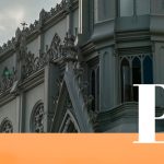 Una histórica iglesia de estilo gótico con intrincados detalles se alza contra un cielo nublado en Pereira, donde se encuentran lugares emblemáticos como la Biblioteca Pública, con el nombre de la ciudad en negrita sobre una pancarta naranja en la parte inferior.