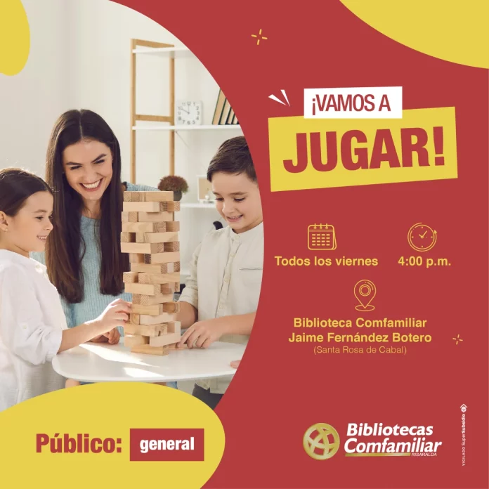 Una mujer sonriente y dos niños juegan Jenga en una mesa, promoviendo un evento semanal de juegos de mesa en la Biblioteca Pública Comfamiliar Risaralda Jaime Fernández Botero, todos los viernes a las 4:00 p.m., abierto al público en general.