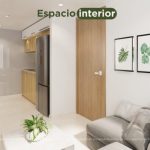Interior de apartamento moderno y minimalista en Reservas de Condina con paredes de color claro, zona de cocina, detalles de madera, un sofá gris, una planta en maceta sobre una mesa de centro y tres grabados botánicos en la pared. El texto dice Espacio interior.