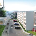 Un moderno complejo de apartamentos, Reservas de Condina, cuenta con elegantes edificios blancos, amplio aparcamiento para coches y motos, exuberante césped verde y un parque infantil con un tobogán rojo y columpios. En la esquina superior izquierda se ven logotipos y texto.