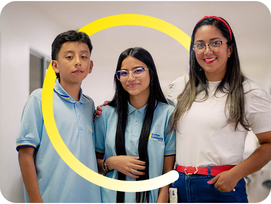 Tres personas permanecen juntas sonriendo en un interior. Dos adolescentes con camisas de cuello azul claro están junto a una mujer adulta con camisa blanca y accesorios rojos. Un semicírculo amarillo les rodea, representando la Modalidad Presencial.