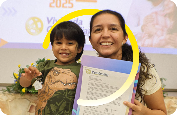 Una mujer sonriente sostiene un documento oficial junto a un niño alegre que sostiene una llave. Ambos miran a la cámara, con un gráfico curvo amarillo de fondo.