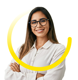 Una mujer de pelo castaño largo y gafas, con blusa blanca, sonríe con confianza y los brazos cruzados. Un gráfico semicircular amarillo la rodea parcialmente sobre un fondo claro.