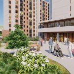 La gente camina e interactúa a lo largo de un sendero curvo en un jardín paisajístico fuera de un moderno edificio de varios pisos. Algunas personas están sentadas, otra va en silla de ruedas, y grandes ventanales dejan ver espacios interiores. El camino está bordeado de arbustos y flores.