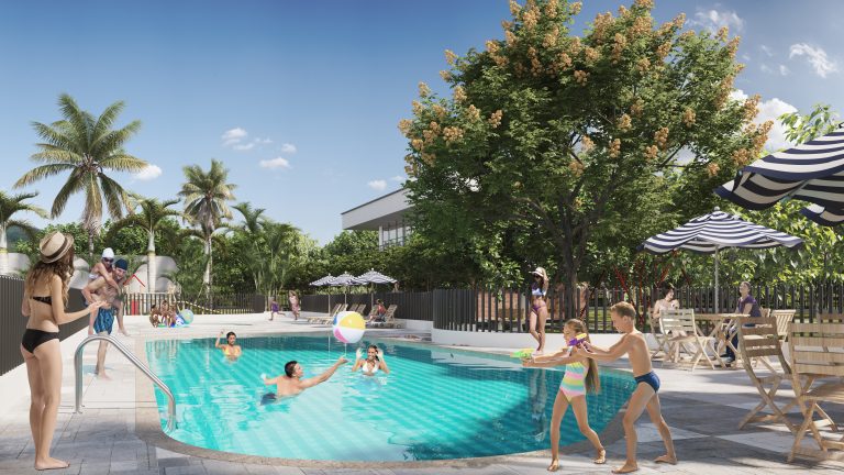 Niños y adultos disfrutan de un día soleado en la piscina exterior de los apartamentos Montebonito, jugando con una pelota de playa, tumbándose junto al agua y relajándose bajo sombrillas a rayas junto a árboles y palmeras.