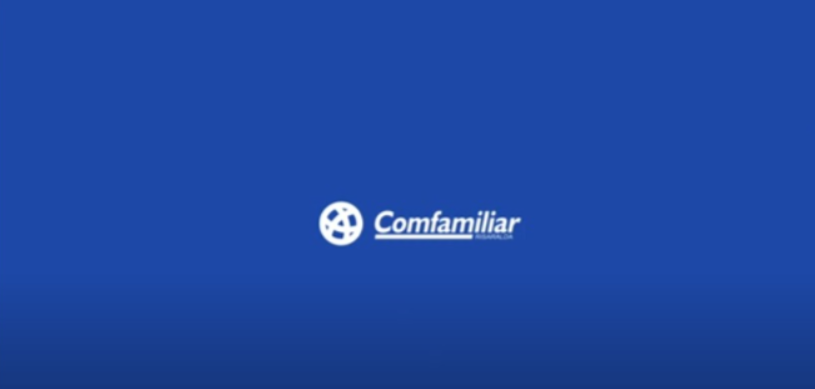 El logotipo Comfamiliar blanco con un icono circular aparece centrado sobre un fondo azul sólido, evocando la nostalgia como un viaje al pasado o una clásica noche de karaoke de boleros.