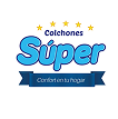 Logotipo con cuatro estrellas amarillas sobre las palabras Colchones Súper en letras azules, y una cinta azul debajo con el texto Confort en tu hogar. Ideal para quienes buscan colchones en venta que aseguren comodidad y calidad.