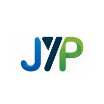 La imagen muestra el logotipo de JYP Entertainment, con las letras JYP en un tipo de letra moderno y redondeado. La J es azul, la Y es azul oscuro y la P es verde, todo ello sobre un fondo blanco, perfecto para el telón de fondo de un evento de Entreguaduas.