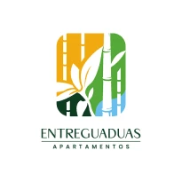 Logotipo de Entreguaduas Apartamentos con tallos y hojas de bambú estilizados en amarillo, verde y azul dentro de un cuadrado redondeado, que refleja el encanto natural de Entreguaduas. El texto ENTREGUADUAS APARTAMENTOS aparece centrado bajo el gráfico.