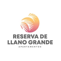 Logotipo para Reserva de Llano Grande Apartamentos con un círculo degradado con siluetas de hojas de palmera blancas sobre el texto Reserva de Llano Grande en gris.