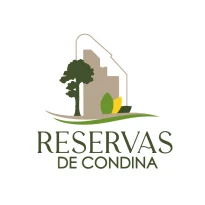 Logotipo para Reservas de Condina con un árbol estilizado, un edificio y hojas verdes sobre el texto en negrita "Reservas de Condina" en tonos tierra, que destaca el compromiso de la marca con la naturaleza y la sostenibilidad.
