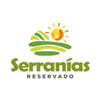 Logotipo con colinas verdes, un sol amarillo y rayos sobre la palabra Serranías en verde, con reservado en gris debajo. El estilo es sencillo e inspirado en la naturaleza.