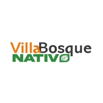 Logotipo con las palabras Villabosque Nativo en texto naranja, negro y verde. Un icono de una hoja verde aparece dentro de la letra O de NATIVO. El fondo es blanco.