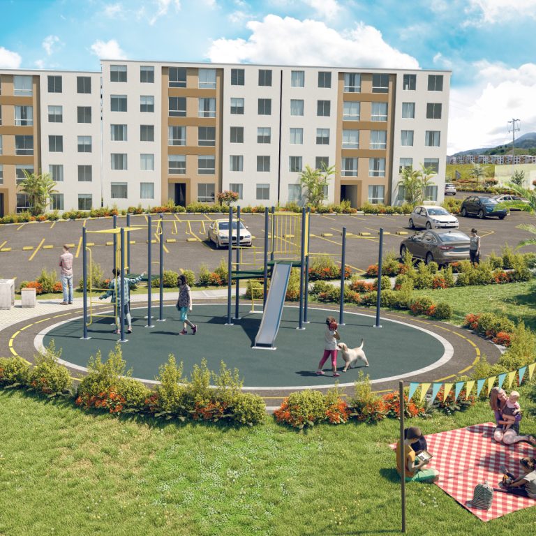 Unos niños juegan en un parque infantil con toboganes y barras para trepar cerca de un edificio de apartamentos en la Reserva de Llano Grande. Los adultos y un perro están cerca, y un grupo disfruta de un picnic en la hierba. Hay coches aparcados bajo un cielo parcialmente nublado.
