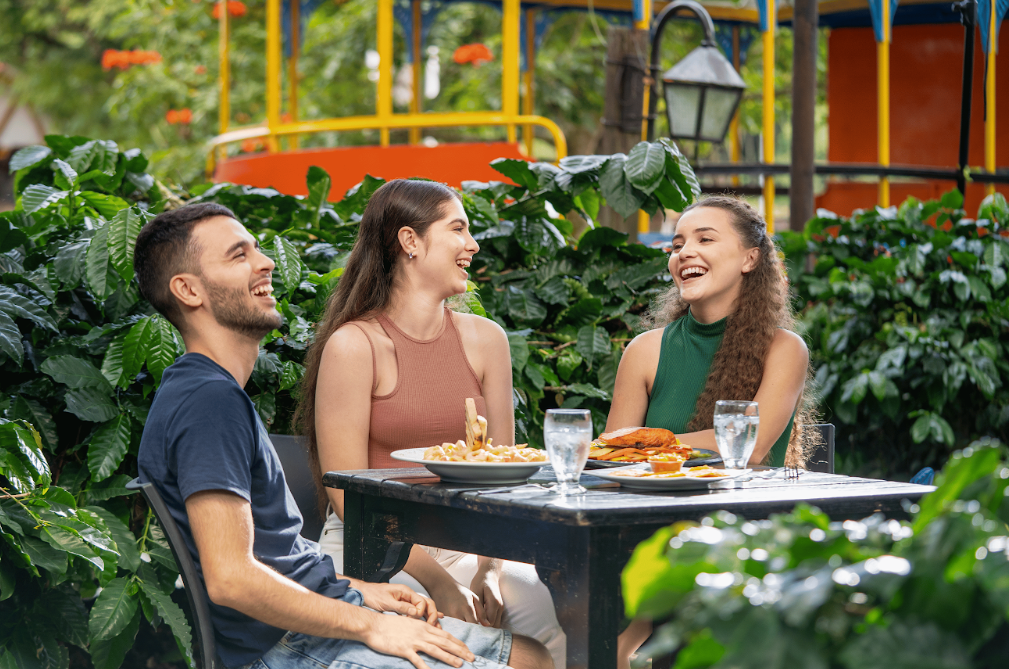 Tres amigos compartiendo en un café