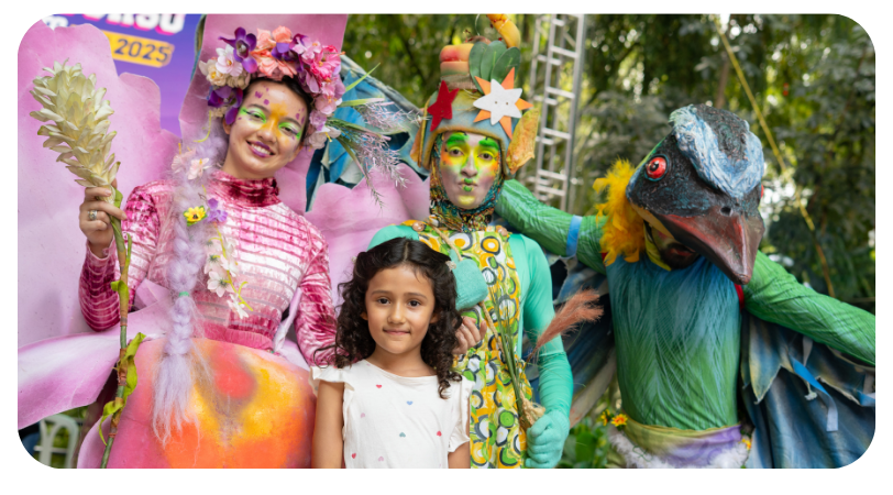 Niña ganadora del concurso con personajes animados
