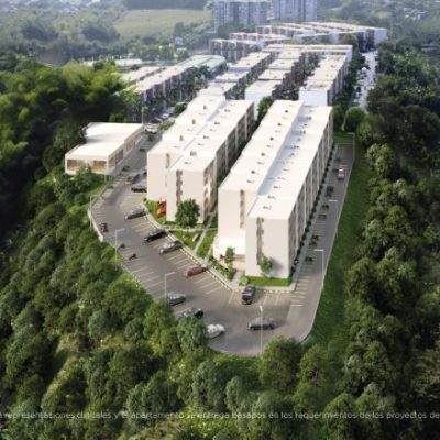 Vista aérea de Reservas de Condina, un moderno complejo residencial con edificios de apartamentos blancos enclavados entre densos árboles verdes en un paisaje de colinas. Dentro del complejo se ven carreteras y coches aparcados.