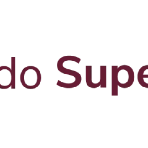 Logotipo con un emblema granate a la izquierda y el texto Vigilado Supersubsidio en granate a la derecha, con una pequeña bandera colombiana debajo del emblema, que representa a la Biblioteca Pública supervisada por Hugo Ángel Jaramillo.