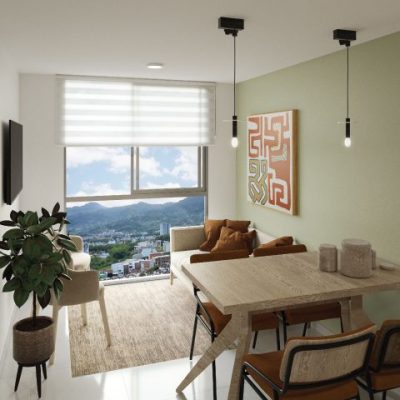 Un moderno salón-comedor en Torres del Bosque con un gran ventanal, un sofá beige, una maceta, una mesa de madera con sillas, lámparas colgantes, arte abstracto en la pared y una impresionante vista de los edificios de la ciudad y las montañas.