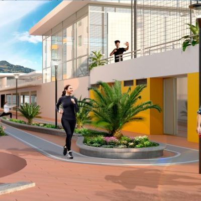 Un soleado paseo al aire libre con gente haciendo footing, caminando y hablando por teléfono; las palmeras bordean el camino cerca de Entreguaduas, y un perro pequeño camina junto a un hombre con ropa informal y sombrero. Al fondo se ven edificios modernos.