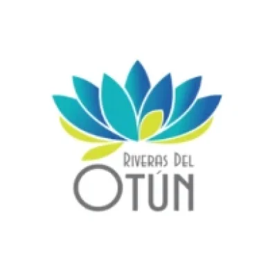 Logotipo con una estilizada flor de loto azul y verde sobre el texto gris "Riveras del Otún". La O de Otún lleva un acento verde que se funde a la perfección con el diseño de la flor. El fondo blanco resalta la identidad fresca y moderna de Riveras del Otún.